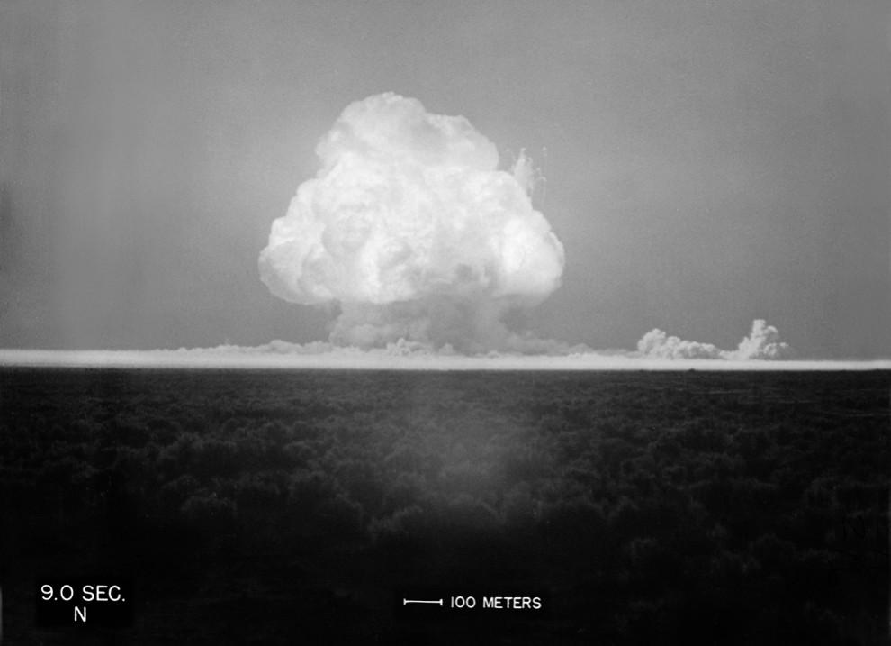 Испытание миром. Тринити испытание ядерного оружия. Первое испытание ядерного оружия в Нью Мексико. Испытание атомной бомбы в Нью Мексико. Тринити первое в мире испытание атомной бомбы.