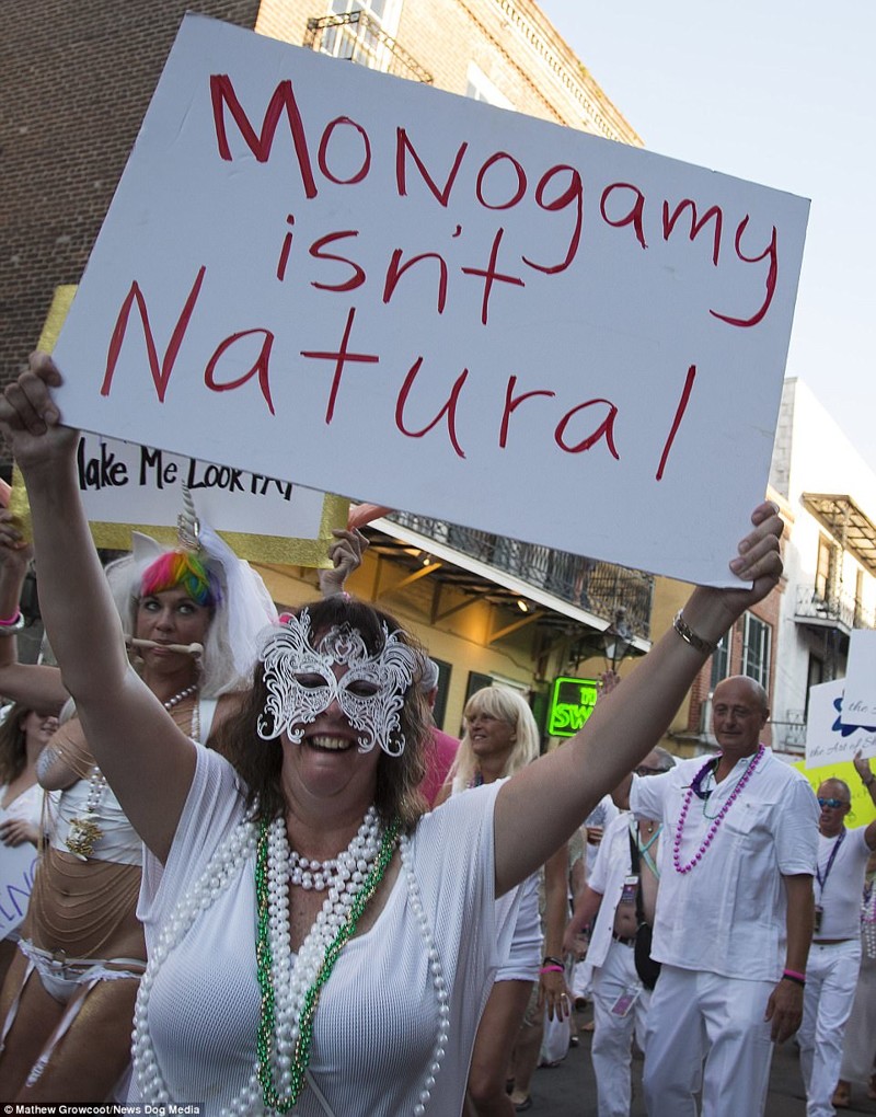 «Моногамия — это не естественно».