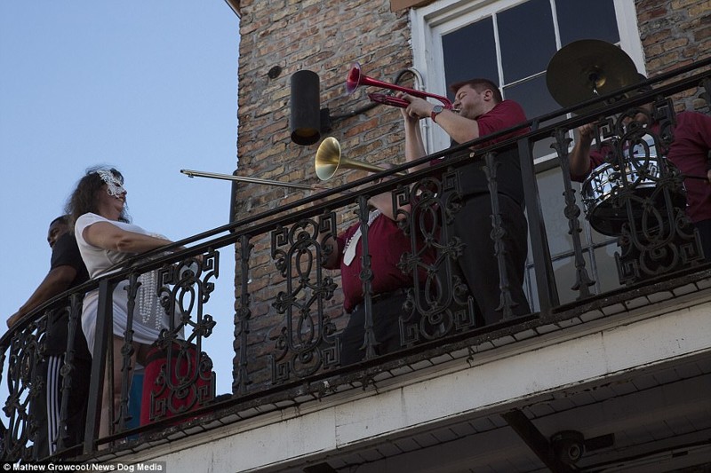 Духовой оркестр на балконе играет на параде сексуальной свободы в Новом Орлеане  