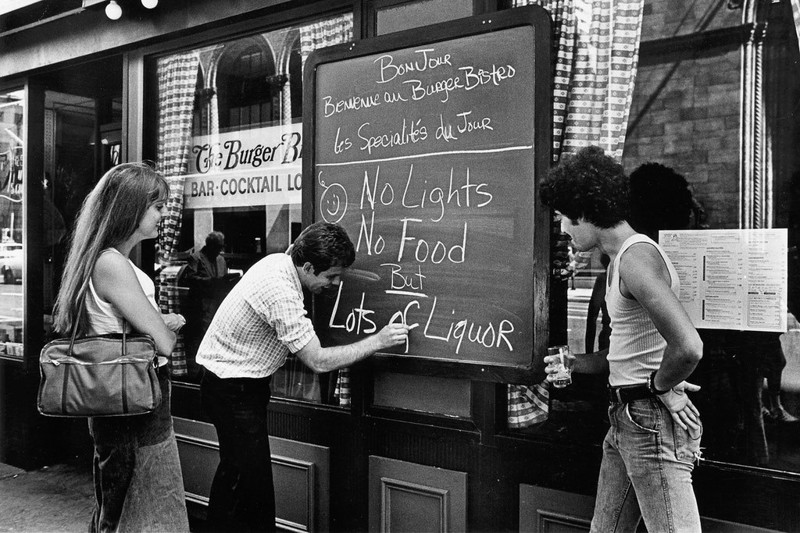 Вывеска в баре во время отключения света: "Света нет, еды нет, но есть много крепкого алкоголя". Нью-Йорк. США. 1977 год.