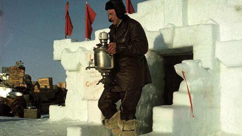 Повар дрейфующей станции "Северный полюс - 3" И.М. Шариков хлопочет по хозяйству, 1954 год