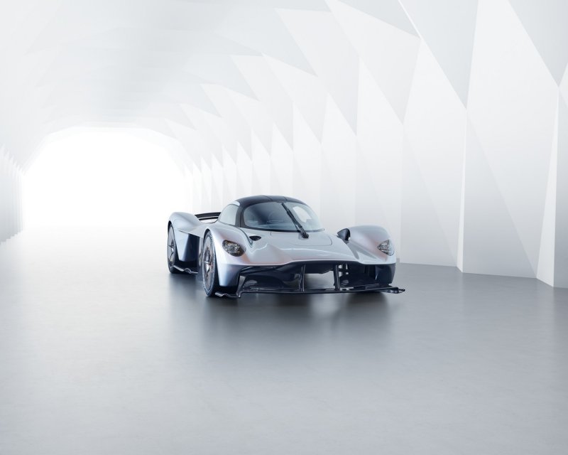 Aston Martin показал фото предсерийного гиперкара Valkyrie