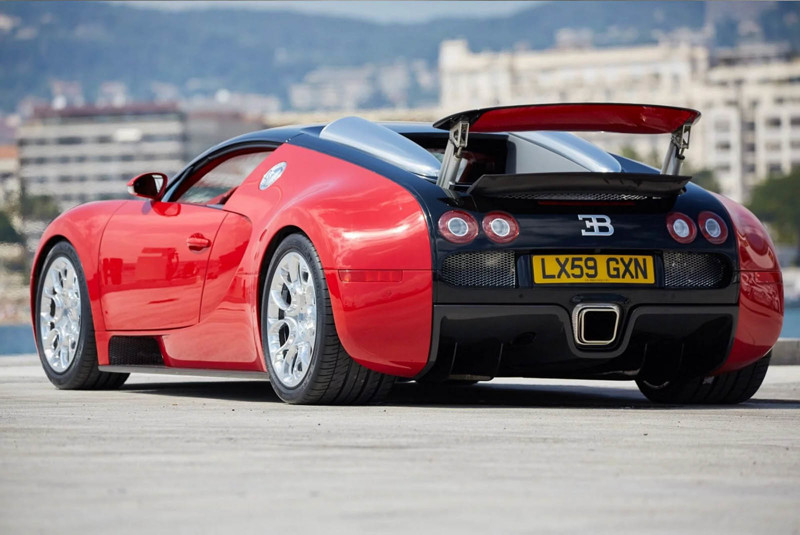 Этот красный Bugatti Veyron на самом деле синий