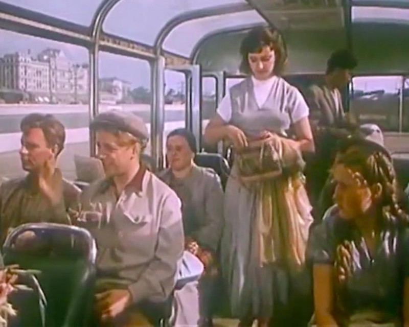 Ещё не зная, что забыла кошелёк, Оля заходит в автобус на Космодамианской набережной