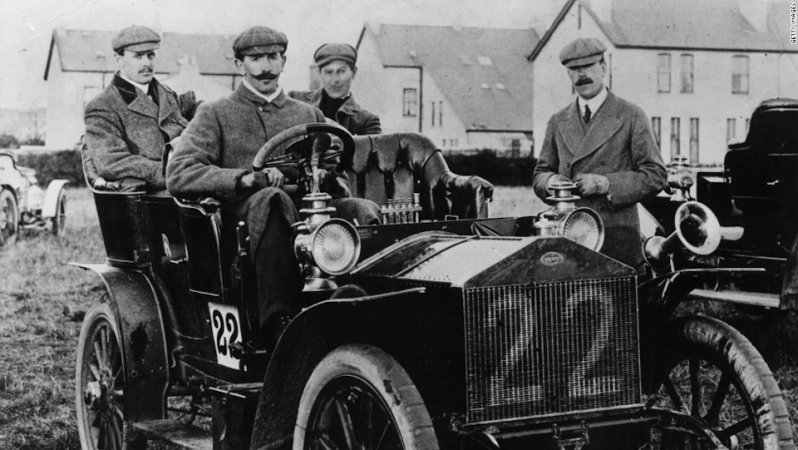 Редкий кадр, на котором Чарльз Роллс сидит не за рулем, а на заднем ряду. Стартовый номер 22 указывает на то, что снимок Rolls-Royce 20 h.p. сделан на гонке Tourist Trophy 1905 года