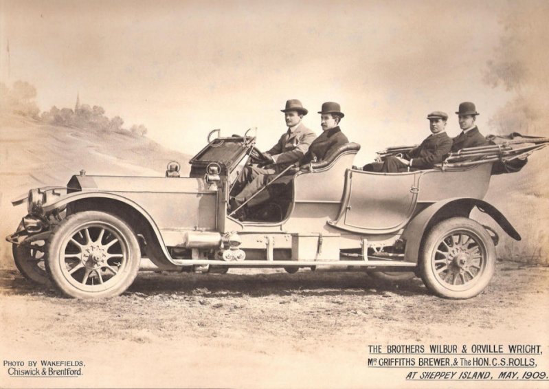Чарльз на Rolls-Royce 40/50 h.p. катает особо почетных гостей – знаменитых братьев Райт, совершивших первый успешный полет на самолете. На фото Уилбур и Орвил на переднем плане