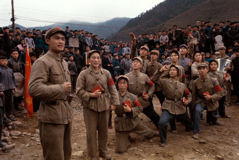 "Клятва". На этом снимке, кажется, бойцы НОАК приносят какую-то клятву с цитатниками Мао в руках.
