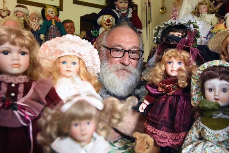 63-летний британец увлекся коллекционированием кукол, но его родные уверены, что эти куклы преследуют их