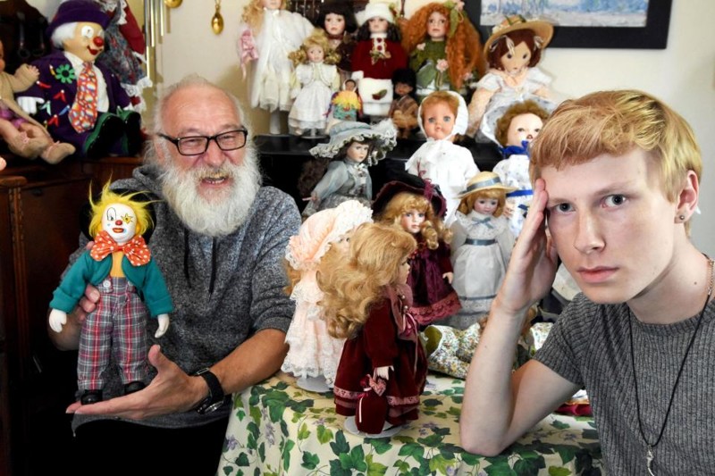 Спальня Барри и его жены Сары теперь забита 30 старыми куклами, купленными коллекционером со вторых рук, и Барри считает, что по меньшей мере десять из них являются «живыми».