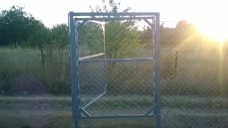 При помощи стальной ленты закрепил сетку на воротах и калитке