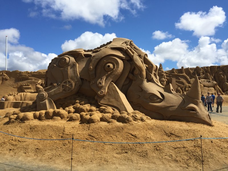 Потрясающая скульптура из песка 