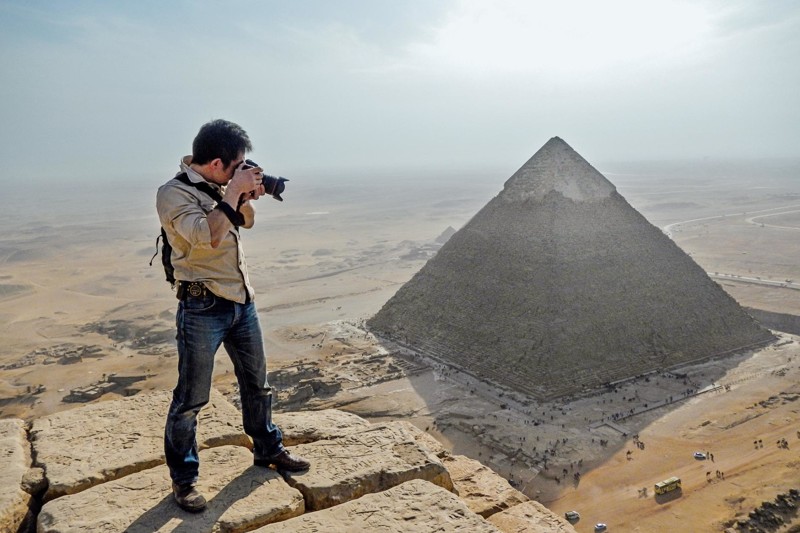 По заказу National Geographic Юкинори Каваэ делает снимки для 3-D моделей с вершины пирамиды Хуфу