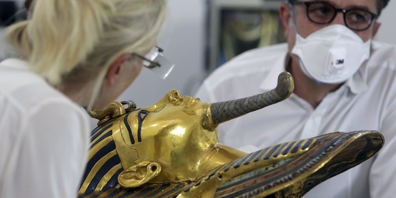 Восстановление маски Тутанхамона после чудовищного ремонта эпоксидным клеем