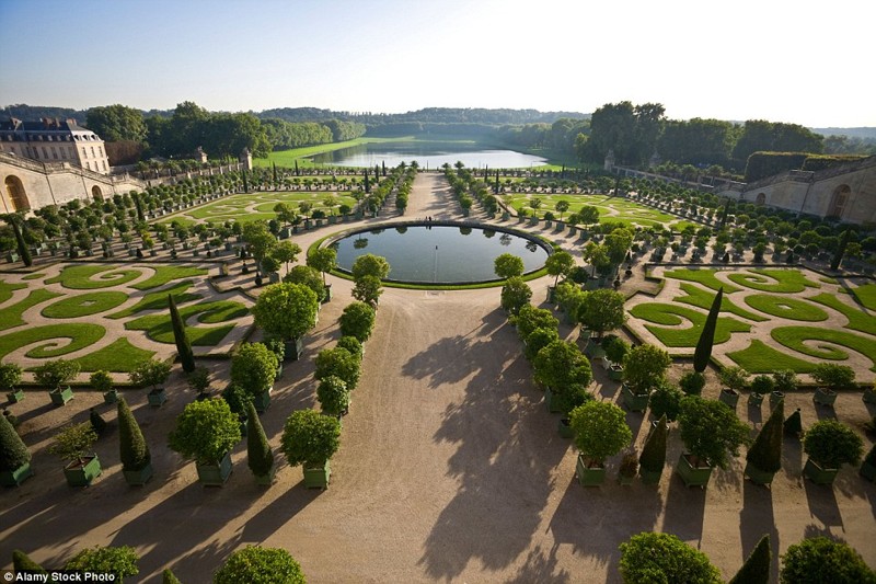 Дворцово-парковый ансамбль Версаль в пригороде Парижа, Франция.