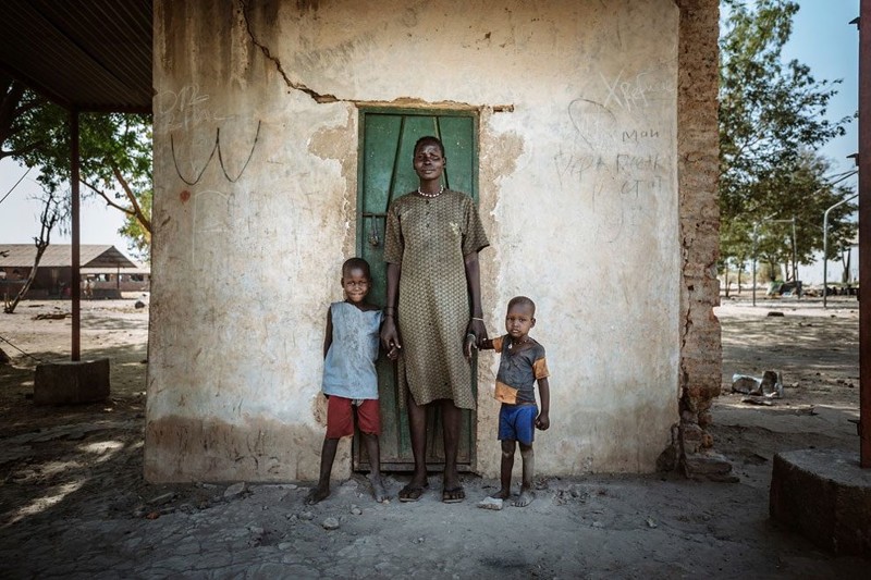 Последние полгода эта женщина и ее дети живут в здании размером с комнатку. Местечко Бентью, Южный Судан