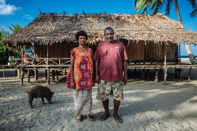 Майк и Элис живут в Папуа — Новой Гвинее. Несколько лет назад их деревню затопило, и им пришлось разобрать свой дом, чтобы сделать дамбу. Сейчас они живут вместе с несколькими другими жителями деревни в восстановленном доме