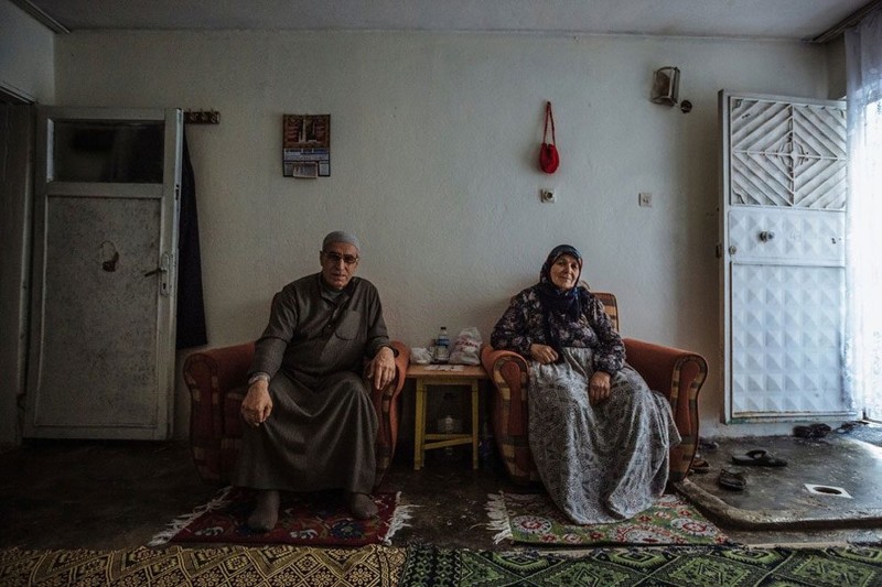 Пожилая пара беженцев из сирийского Алеппо. Потеряв родных во время ракетных ударов, они приняли решение бежать в Турцию с оставшимися детьми и живут здесь уже больше трех лет