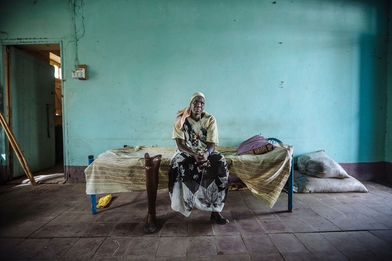 Сара потеряла ногу в 1995 году в автомобильной аварии, поэтому не смогла бежать вместе с семьей в Джубу. Муж и шестеро их детей уехали в столицу без нее, а Сару приютила церковная миссия. Южный Судан