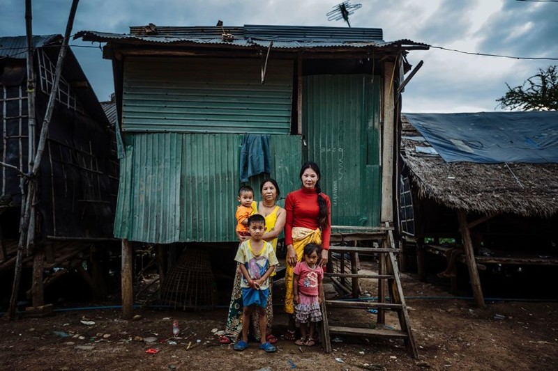 Эта семья пыталась пробраться из Камбоджи в Таиланд (зарплаты там в три раза выше, чем на их родине) через недостроенную железную дорогу, но не смогла пересечь границу