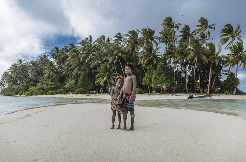 Джоки и Бевелин вместе со своими родителями и братом-инвалидом — единственная семья, живущая на крошечном острове Гюнея в Папуа — Новой Гвинее