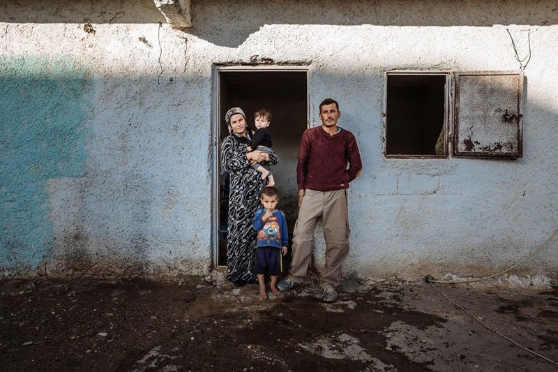 Семья Мустафы живет в старом сарае для лошадей, без отопления, воды и электричества, вместе с другими семьями. Семья бежала из сирийского города Кобани. Салинуфра, Турция