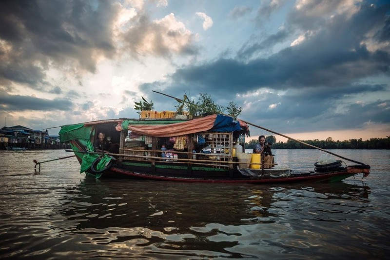 Семья земледельца Тина потеряла дом во время циклона 2008 года. Теперь они живут в лодке, а средства к существованию дает продажа рыбы, которую они ловят в реке. Мьянма