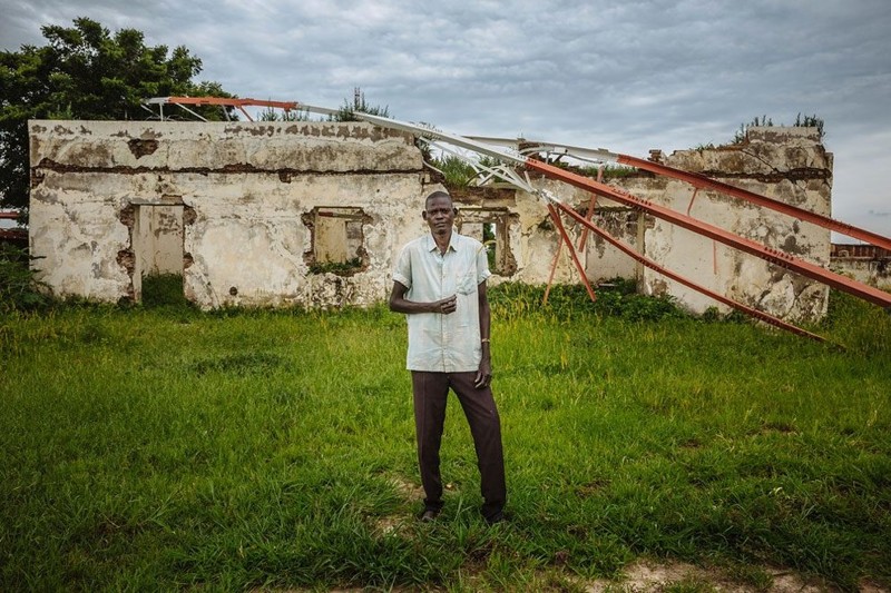 Питер Лолл живет в разрушенном здании в районе Абьей, спорной территории между Северным и Южным Суданом. В 2011 году во время активных боевых действий он покинул место, но вернулся обратно в 2013-м. Здесь погиб его отец
