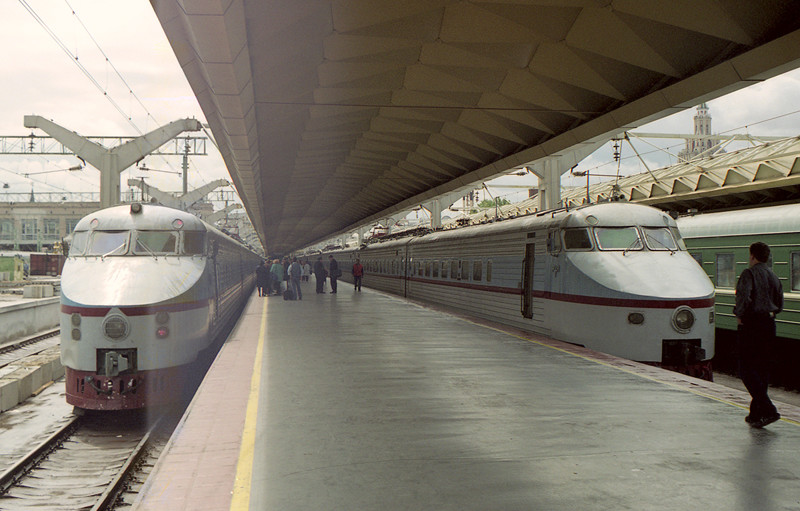 Два поезда ЭР–200 на Ленинградском вокзале, 9 июня 2000 года, Москва