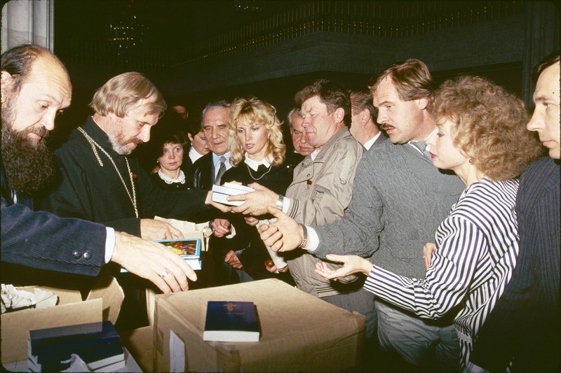 Раздача библий в Москве, 1991 год