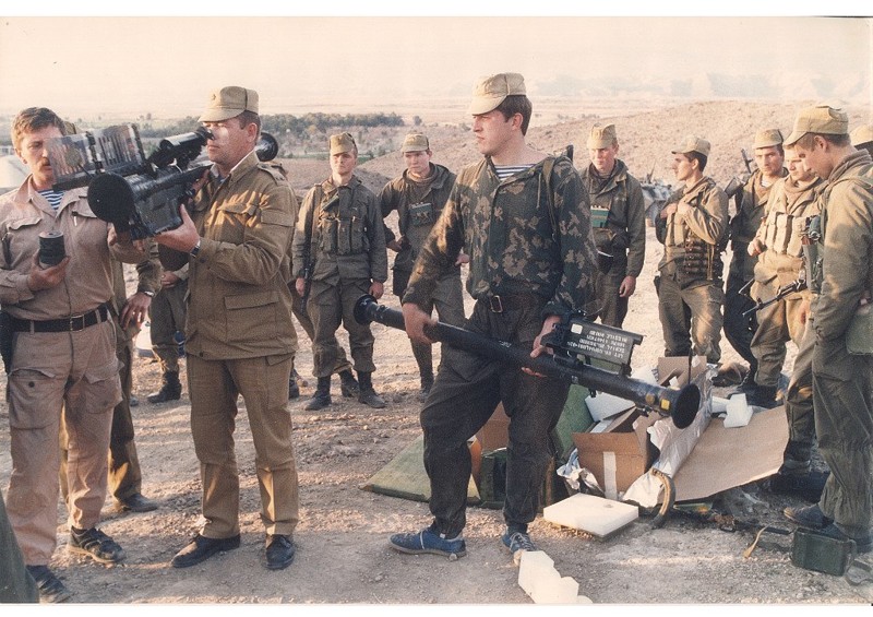 Бойцы 15-й отдельной бригады специального назначения ГРУ ГШ ВС СССР демонстрируют ПЗРК "Стингер" захваченные у душманов. Афганистан, февраль 1988 года.