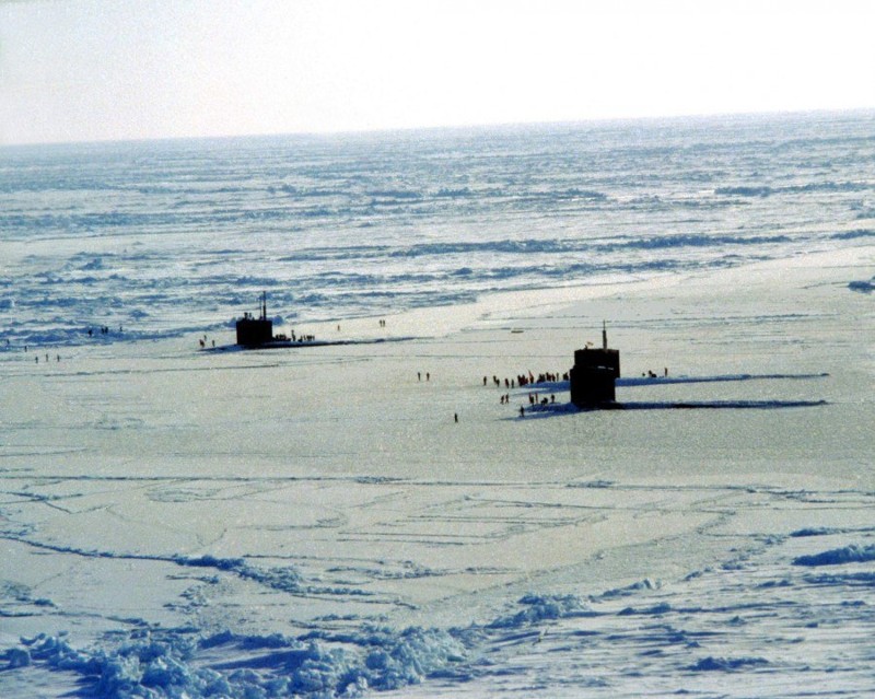 6 мая 1986 года, три американские подводные лодки USS Ray (SSN-653), USS Archerfish (SSN-678) и USS Hawkbill (SSN-666) одновременно всплыли на Северном полюсе