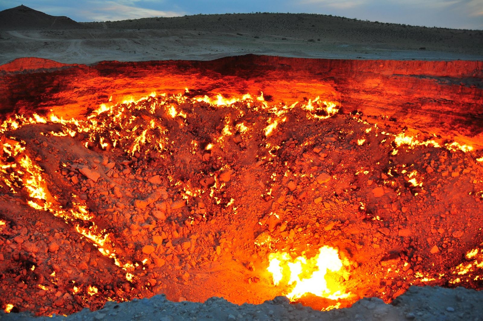Ад. Кратер Дарваза. Кратер Дарваза в Туркменистане. Дарваза газовый кратер. Дарваза врата ада.