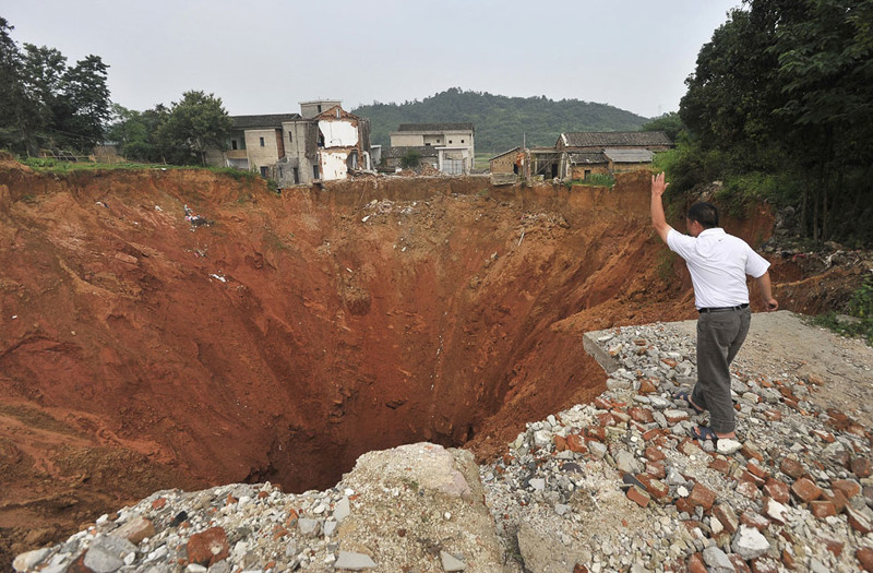В провинция Хунань в 2010 году образовалась дыра  - 150 метров в диаметре и 50 метров в глубину и  уничтожила 20 домов. Ее появление осталось неразгаданным