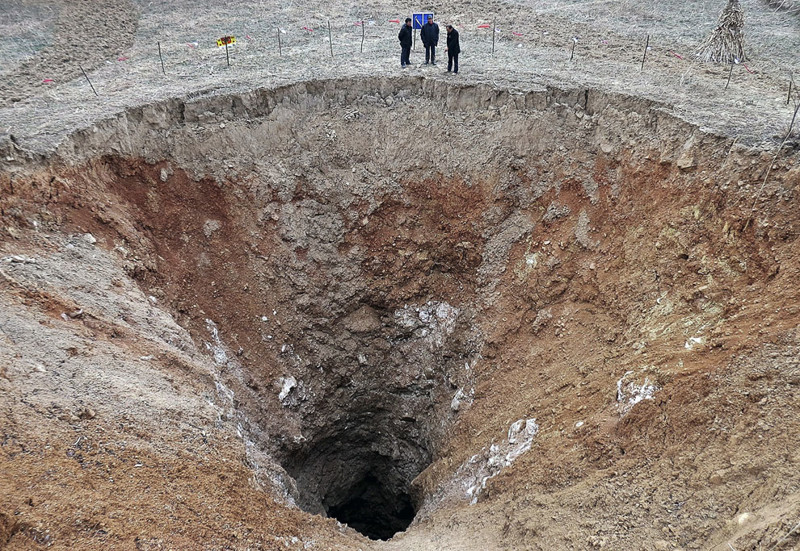  Вот такая дыра в Земле образовалась 28 февраля 2013 в китайской провинции Сычуань. Ее диаметр — 24,9 метра
