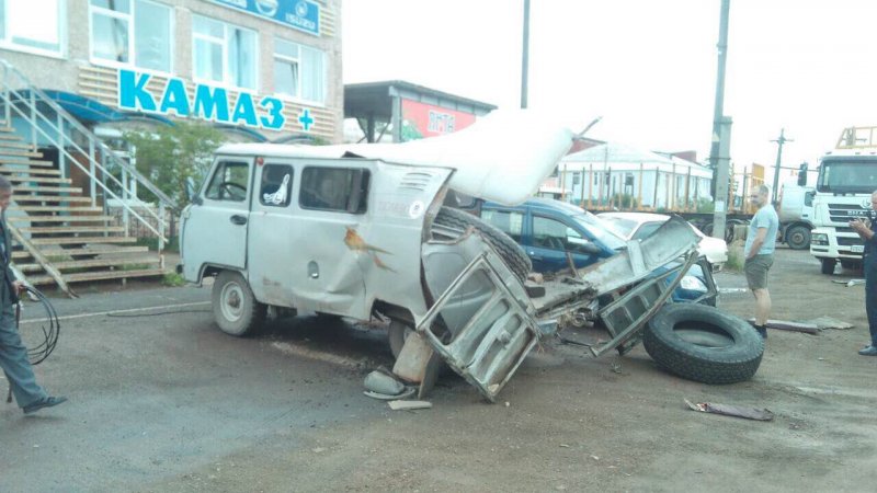 В Братске в салоне УАЗа взорвалось колесо от грузовика