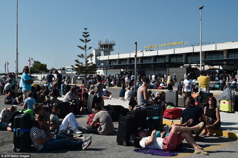 Пассажиры в ожидании своих рейсов у аэропорта на острове Кос 