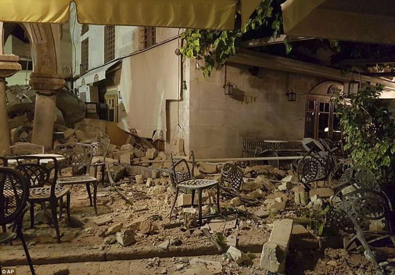 Кафе после землетрясения на греческом острове Кос