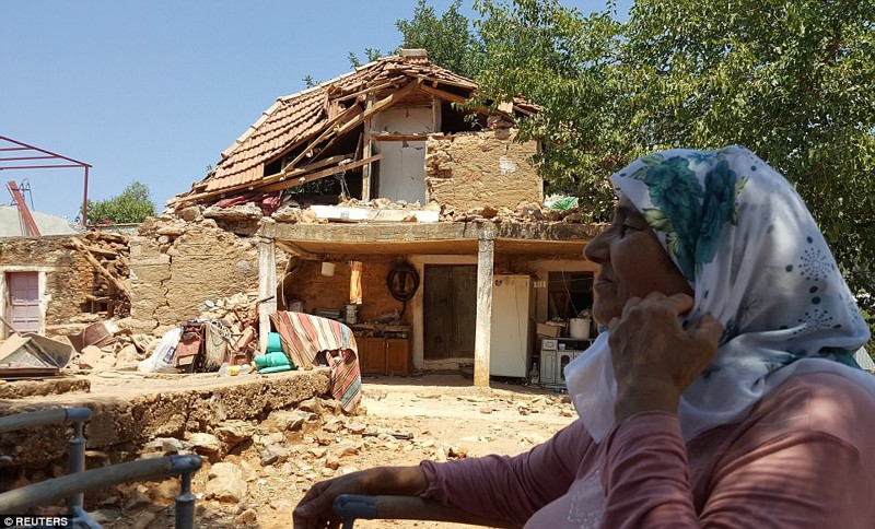Жительница деревни Ялычифтлик у разрушенного дома