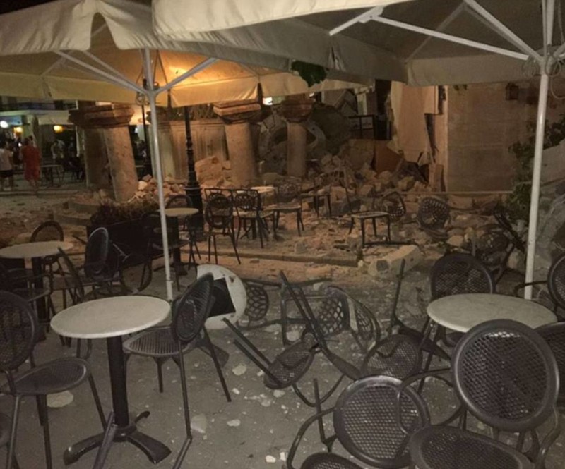 При обрушении крыши бара погибли два туриста