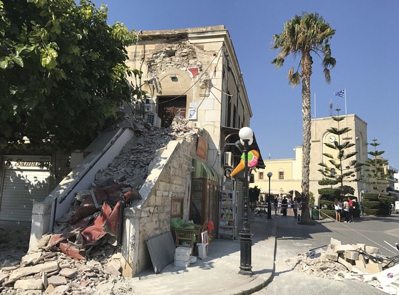 Землетрясение магнитудой 6,7 привело к значительным разрушениям главного города Коса 