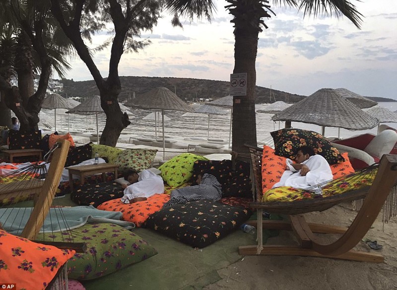 Сон отдыхающих турецкого курорта Битез на побережье 