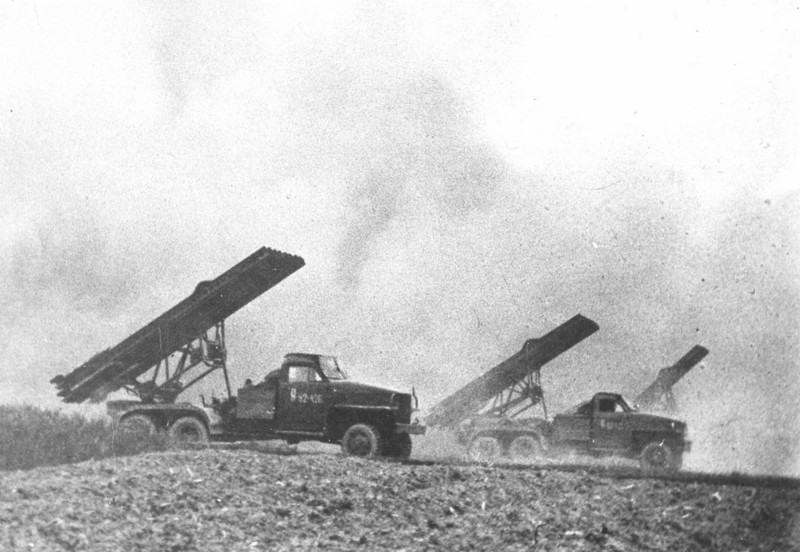 Советские боевые машины реактивной артиллерии БМ-13 «Катюша» под Белградом, октябрь 1944 года.