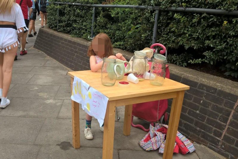 В Лондоне оштрафовали маленькую девочку за торговлю лимонадом