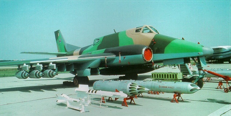 Советский тяжёлый штурмовик Ил-102.