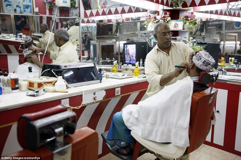 Парикмахерская на рынке Матрах в Маскате, Оман.