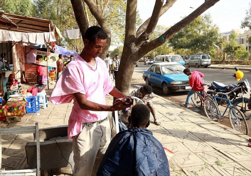 Услугами уличных парикмахеров в Эфиопии пользуются в основном бедные слои населения.