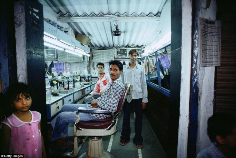Парикмахерская в Мумбаи, Индия. Здесь ещё сохранилось традиционное парикмахерское кресло.