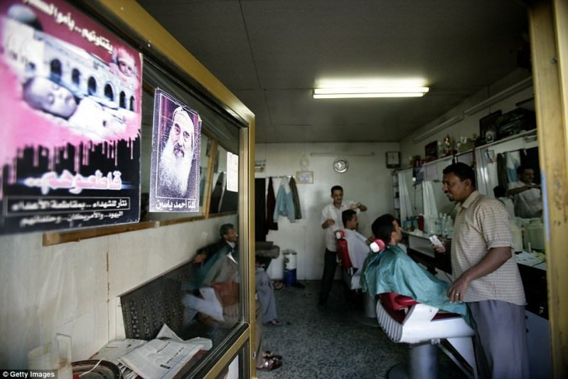Плакаты в поддержку Палестины на стене в парикмахерской в Сане, Йемен.