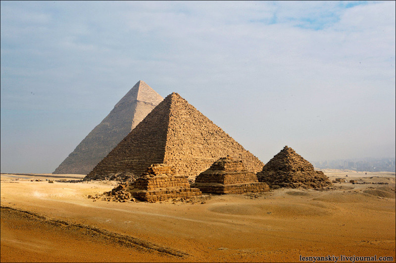 2. Пирамиды построены чёрти-кем