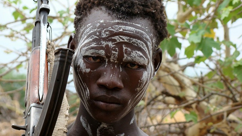 Члены племени коса (ЮАР) делают обрезание тесаком. Несмотря на то, что проводимая в антисанитарных условиях процедура уносит много жизней молодых мужчин, отказываться от нее старейшины не собираются
